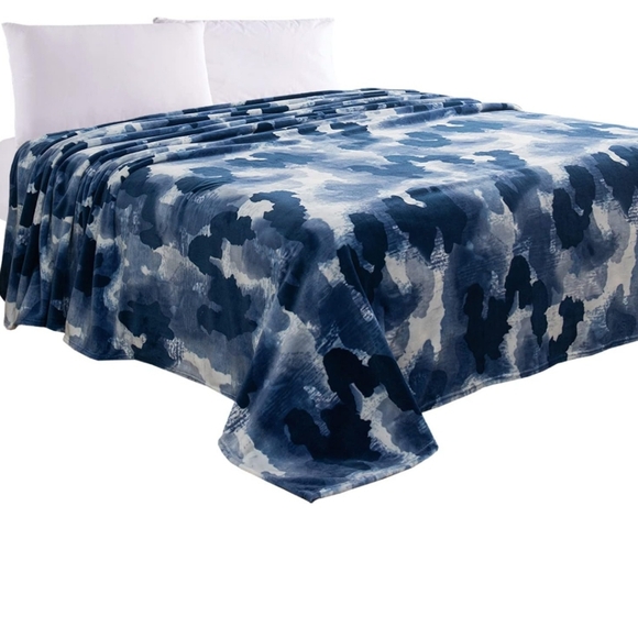 King COMFORTER 90in X 102in NWT